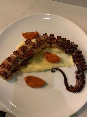 Pata de pulpo - Grilled octopus tentacle, romesco, potatoes